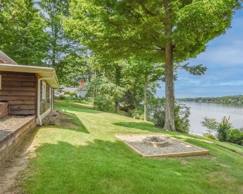 Rustic Hills Retreat...a scenic home on beautiful lake front property. Hotels in Branch County