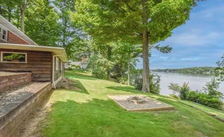 Rustic Hills Retreat...a scenic home on beautiful lake front property. Отели в г. Branch County