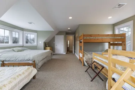 10 minute walk to beautiful Central Beach Quonochontaug