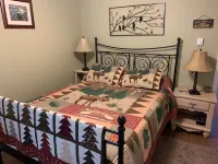 All season cozy waterfront cabin. Ideal get away.