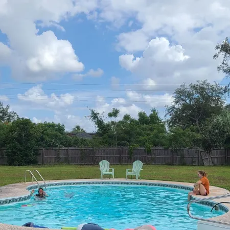 4 bedroom, 1 acre, pool, 4 min to hospital & medical