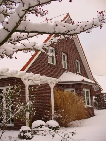 Sunny spacious. DHH, 3 bedrooms, 6 pers., NR, WLan, close to the beach, washer + dryer