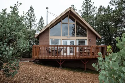 Yosemite Retreat: Pet-Friendly Hilltop Cabin in Tranquil Surroundings