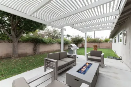 4BD REMODELED HOUSE, FIREPIT, GAMEROOM, CLEAN! Отели рядом с достопримечательностью «Университет Чапман»