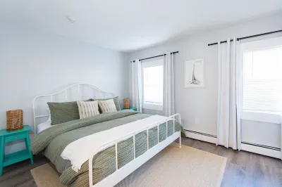 1-BR Condo in Downtown Newport! Steps to Thames St Các khách sạn ở 