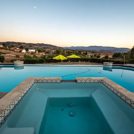 Resort Style Ranch/infinity pool for family