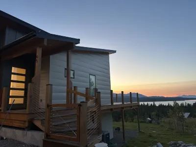 Luxury modern villa near Marina on Lake Koocanusa 리버사이드 공원 주변 호텔