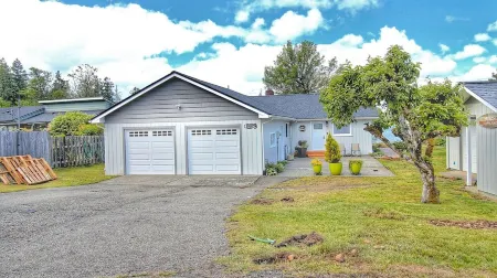 Island LakeHouse - Waterfront Home -3BD Beach & Kayaks, Game Room