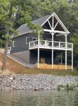 *Lakefront* Tennessee Mare (Adjacent TN Stud) Hotels near First Apostolic Church