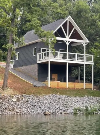 *Lakefront* Tennessee Mare (Adjacent TN Stud)