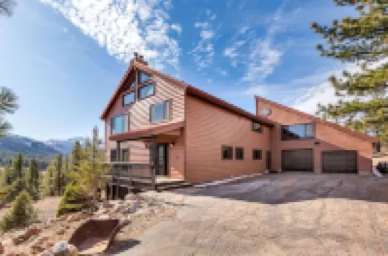 THE HAWK'S NEST RETREAT - A Stunning Family and Corporate Retreat