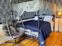Large Family Lakehouse on the Coast with Stunning Water Views Hotels in Ashtabula
