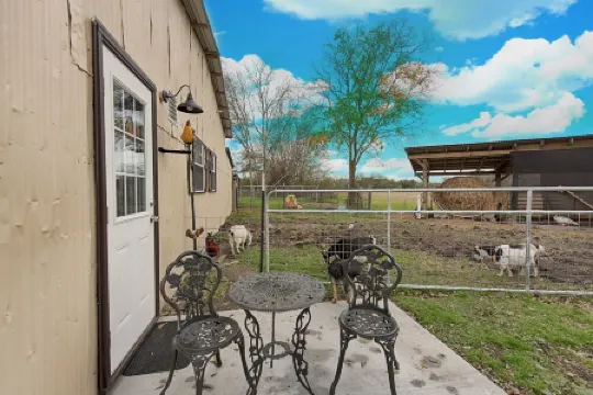 BYRD'S FARMHOUSE CHICK-INN COOP