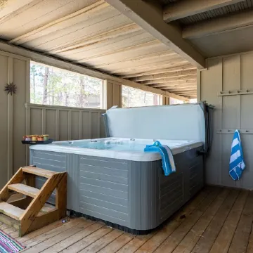 Steps to the SHARC, walk to the Village/Ft Rock, 3 BDR Suites/Hot Tub/Central AC