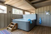 Steps to the SHARC, walk to the Village/Ft Rock, 3 BDR Suites/Hot Tub/Central AC