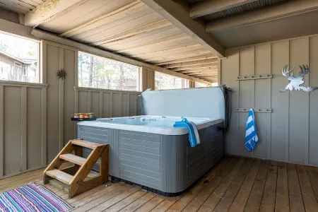 Steps to the SHARC, walk to the Village/Ft Rock, 3 BDR Suites/Hot Tub/Central AC