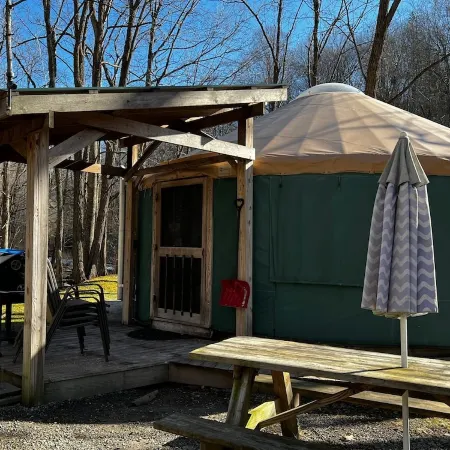 GLAMPING YURT. Sleeps 4, HOT TUB, Pellet Stove