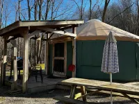 GLAMPING YURT. Sleeps 4, HOT TUB, Pellet Stove