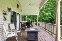 Lakefront Chalet w/ game room 25 min. from skiing & snow tubing. Pet-friendly!