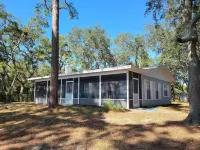 Hideaway Beach Cottage on waterfront with amazing views.