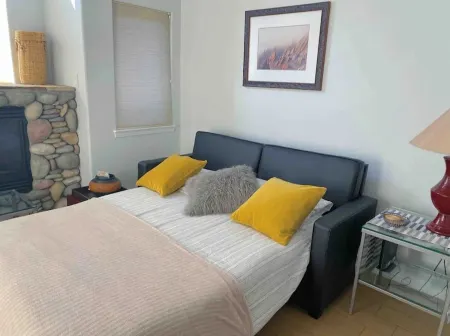 Rocky Mountain Retreat!  King bed, soaker tub, walk to bus stop/transfer station Отели рядом с достопримечательностью «Walmart»