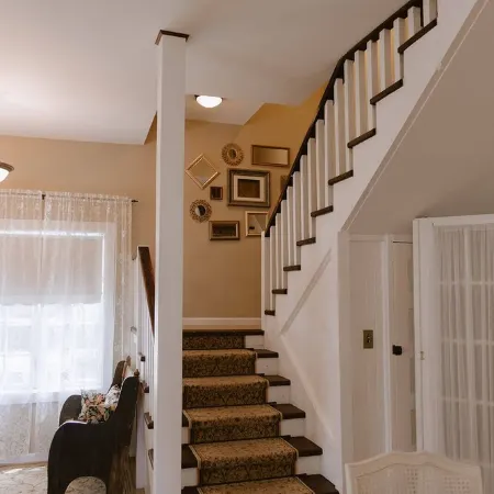 Charming Downtown Historic Yellow House - Route 66 Retreat & Grand Canyon Nearby