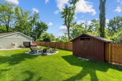 Cozy cottage w/hot tub, game room & backyard. Close to West Point and Bethel.
