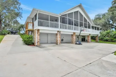 Renovated Lakefront, 4 Bdrms, 3 Bath, Dock, Sunset Views, Huge Screened Porch 레이크 준 공원 주변 호텔