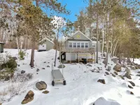 Knife Edge Escape - Cozy Lakeside Cottage Getaway with Views of Mt. Katahdin Hôtels à : Comte de Piscataquis