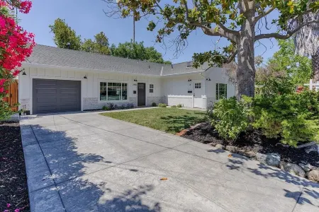 Lux Pool Oasis, 3BR,Chic Kitchen Отели в г. Конкорд