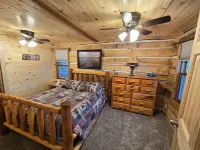 Blissful cozy, year round, lakeside cabin on Butternut Lake.  Dogs welcome. 치페와 호텔