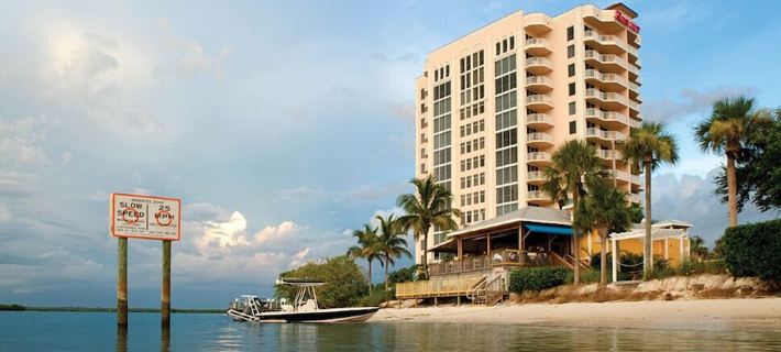 Amazing Views & Condo! Heated Waterfall Pool & Hot Tub, Free Wifi and Parking! フォートマイヤーズビーチのホテル
