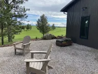 The Log House, Montana. Handmade & luxurious cabin. 10 min from Main St.