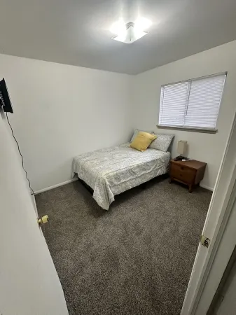 Yellow House with the Red Door - 5 minute drive to Catoosa Hardrock Casino! Отели в г. Роджерс