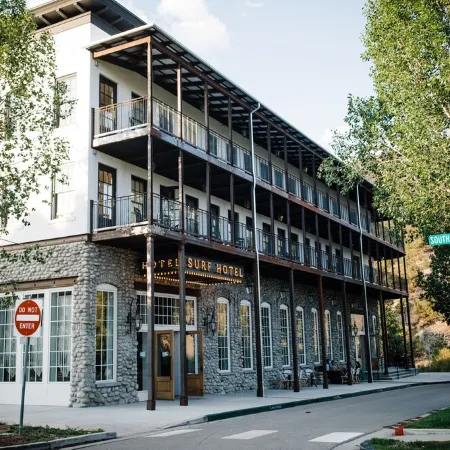 5Br - South Main's Iconic Green Craftsman Retreat - Steps to River & Parks