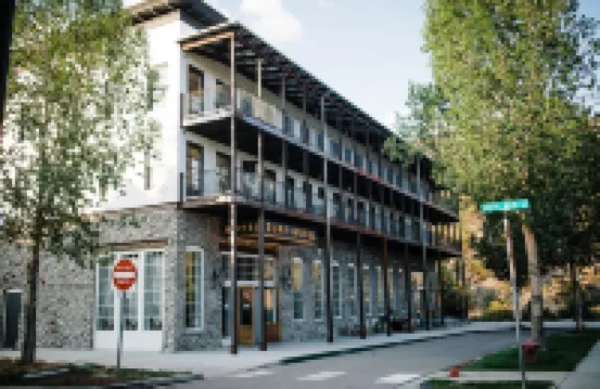 5Br - South Main's Iconic Green Craftsman Retreat - Steps to River & Parks