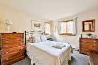 Mountain house w/ stunning views & gourmet kitchen 7 mi to Windham 9 to Hunter
