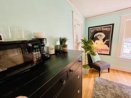 Private entrance with pool Mother-in-law Suite Отели рядом со станцией Fresno Station