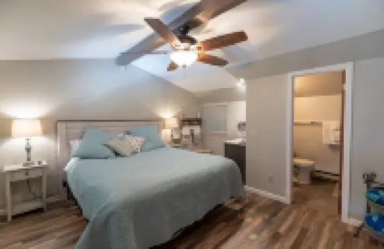 Skiers and sunset lovers