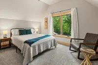 Minutes to the Blue Ridge Pkwy + Firepit &  Wood