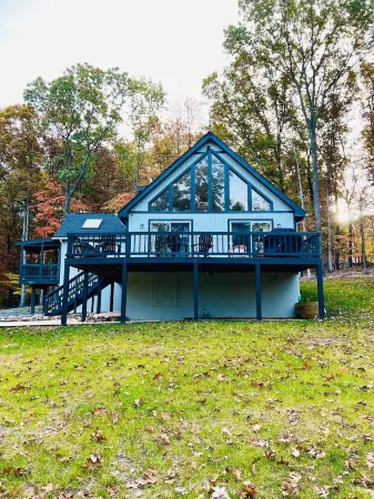 Cozy Chalet, 5-Acres, Newly Renovated with WiFi, Deck, Fire Pit & Grill