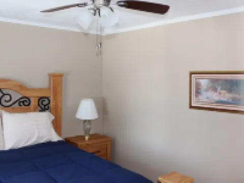 * On the Wine Trail * Near Giant City & Shawnee Forest! * Wi-Fi * Hotels in Union County