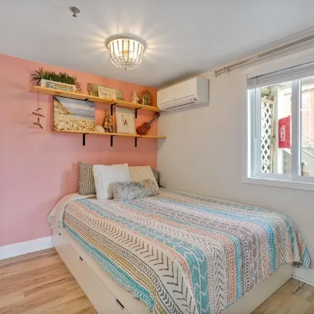 Blue Zone Bungalow! 150 yards to the beach & close to cafes!
