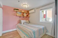 Blue Zone Bungalow! 150 yards to the beach & close to cafes!