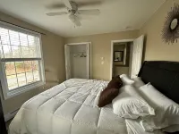 Beautiful Private Home in the Heart of Wells, ME! Only 1.6mi from the beach! Wonder Mountain Fun Park附近的飯店