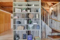 Cozy and Modern Poconos Cabin close to Skytop and Lake Wallenpaupack!