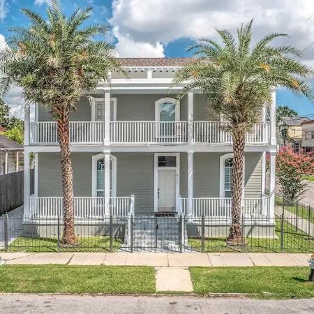 Garden District Upscale Summer Escape w/Gated Off-St Parking & Streetcar Access