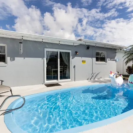House in Melbourne With Pool