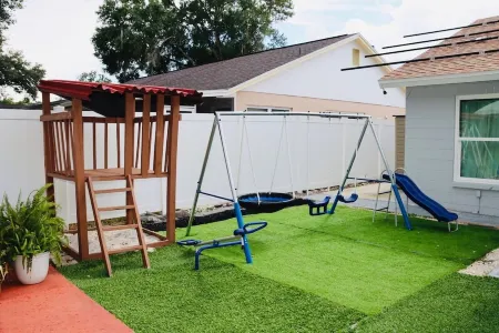 Modern Heater pool house tampa. Close to the park and zoo Отели в г. Лейк-Магдалин