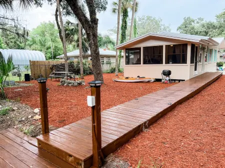 Waterfront home in Old Homossassa w/ hot tub and kayaks 🎣 Отели рядом с достопримечательностью «Get Up and Go Kayaking - The Chaz»